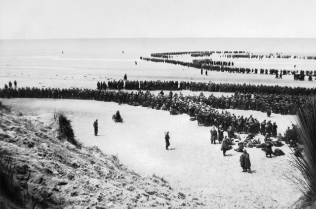 Британские войска выходят на пляж в Дюнкерке, чтобы дождаться эвакуации.