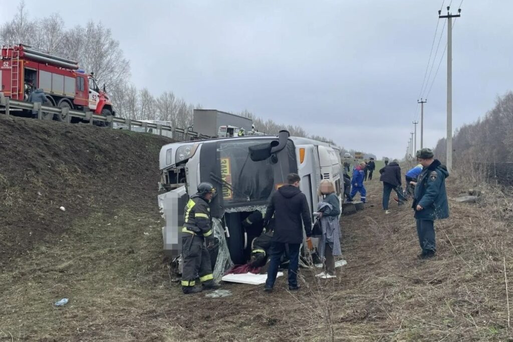 Автобус с детьми перевернулся в Саратовской области
