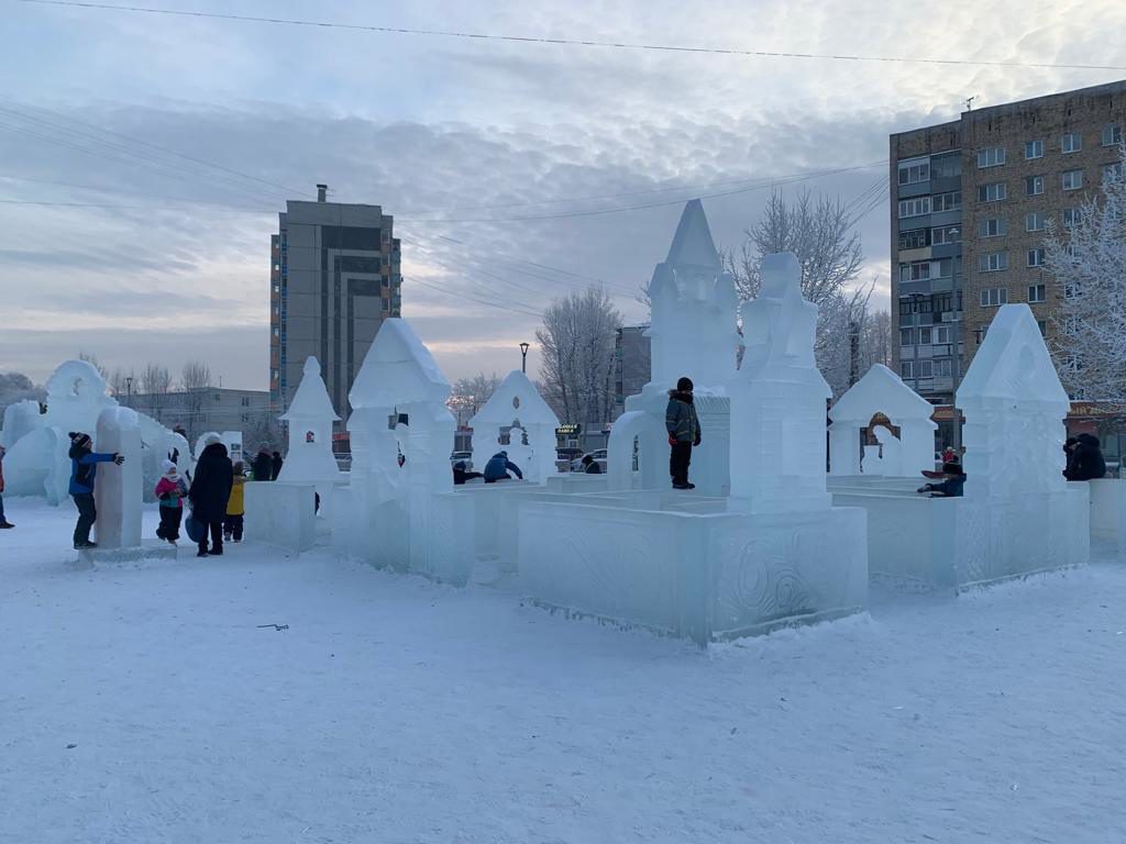 Красноярск в декабре. Зеленогорск Красноярский край Ледовый городок. Зеленогорск Красноярского края Ледовый городок 2022. Красноярск ледяной городок возле Рощи. Красноярск ледяной городок 2022 парк космонавтики.