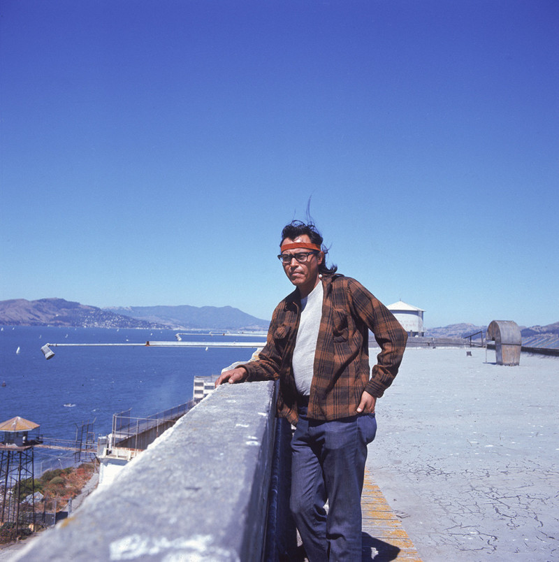 12. Коренной житель Америки стоит на крыше здания во время оккупации Алькатраса. история, мир, фотография