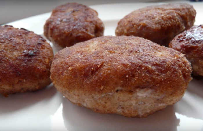 Вот он - советский ответ американскому общепиту вместо гамбургеров - вкусные котлеты, которые закусывали хлебом/Фото:m.fishki.net