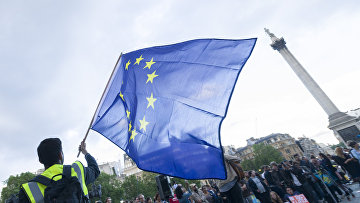 Сторонники членства в Евросоюзе во время митинга на Трафальгарской площади