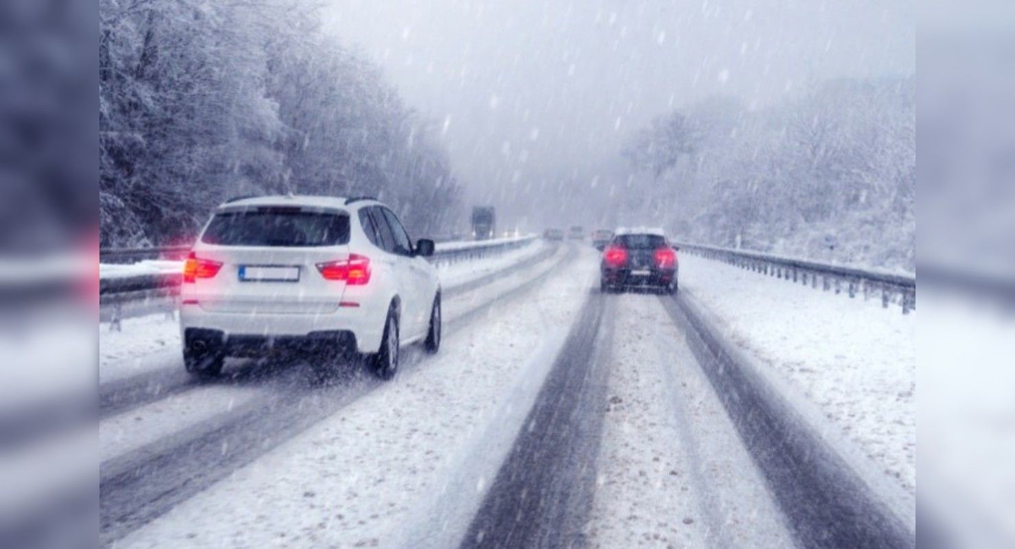 В ГИБДД назвали три главных правила обгона на зимней дороге