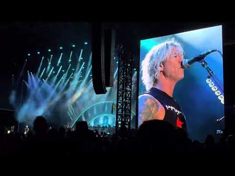Вокалист Guns N’ Roses пообещал не бросать микрофон в зрителей