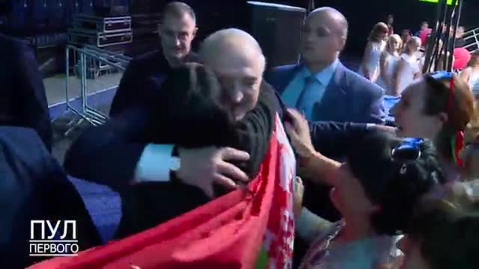 Женщины зацеловали и заобнимали Лукашенко на концерте в Минске