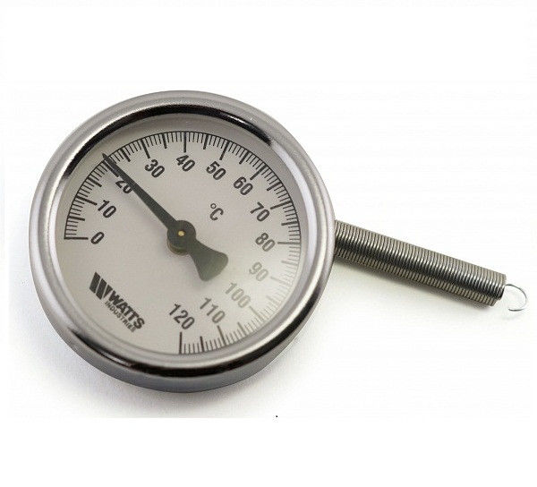 Биметаллический термометр крепится на трубу