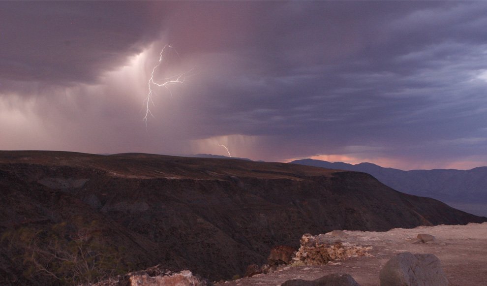 Разряды молний над Национальным парком Долина Смерти в Калифорнии