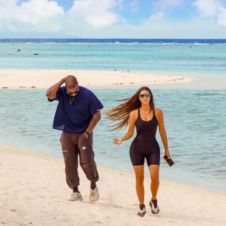 Прогулки по пляжу и семейная идиллия: Ким Кардашьян поделилась новыми фотографиями из отпуска Экстерьер