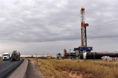 A drilling rig operates in the Permian Basin oil and natural gas production area in Lea County, New Mexico, U.S., February 10, 2019. REUTERS/Nick Oxford/File Photo 