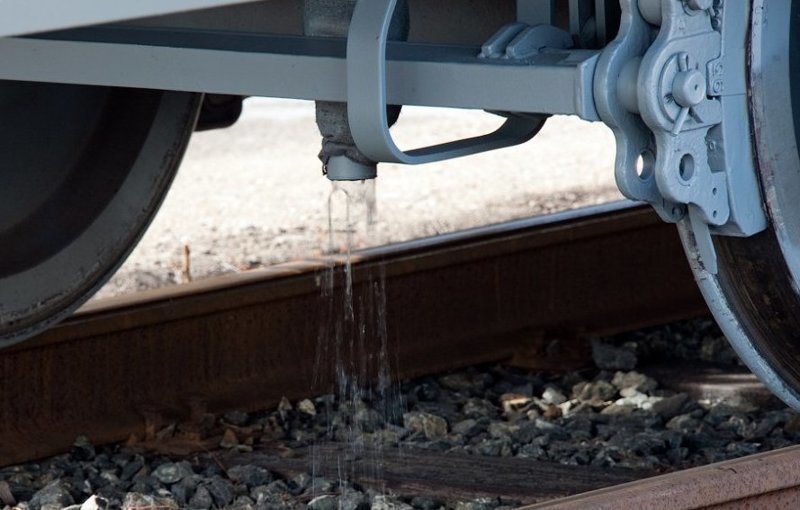 Может, они не знают, как устроен туалет на железной дороге? Россия,юмор