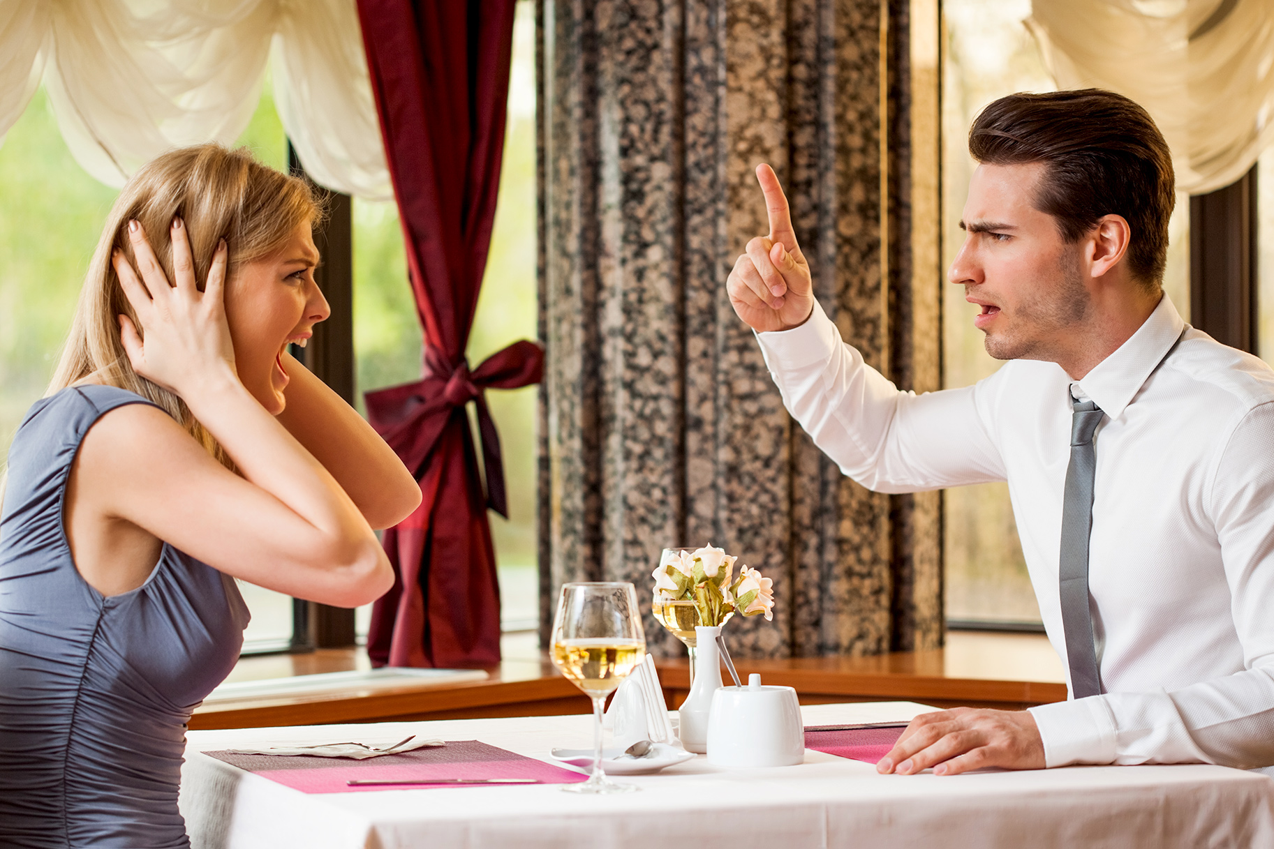 Муж зайдет в гости. В ресторане недовольная женщина. Конфликт в ресторане. Недовольный гость в ресторане. Конфликт в отеле.