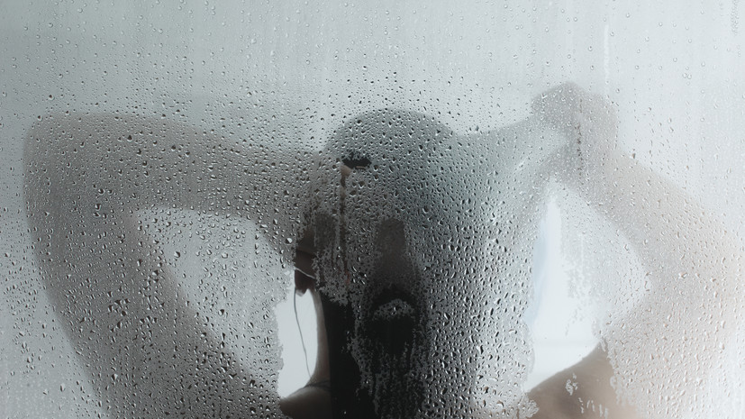 Сомнолог Бузунов: горячий душ облегчит засыпание в жару