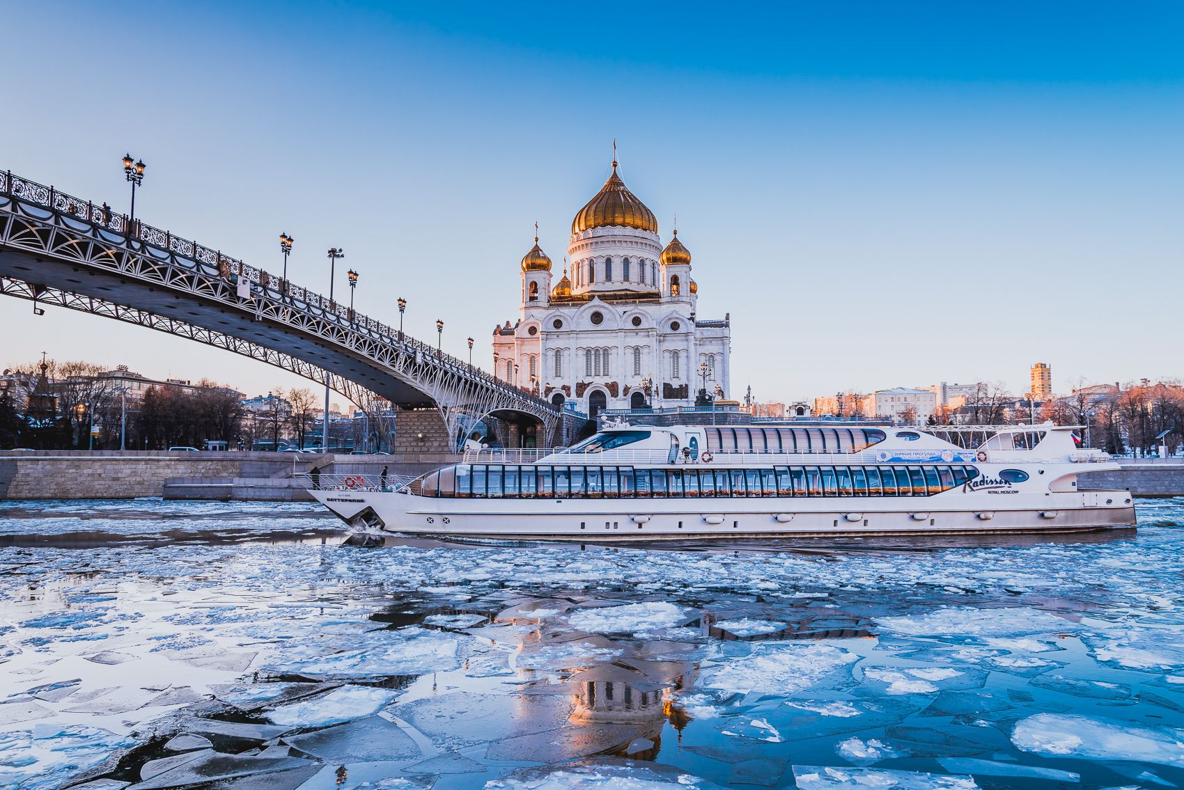 Рэдиссон круиз. Флотилия Рэдиссон Ройал, Москва, набережная Тараса Шевченко. Рэдиссон Москва река. Речная флотилия Рэдиссон. Яхта Монтана Рэдиссон.