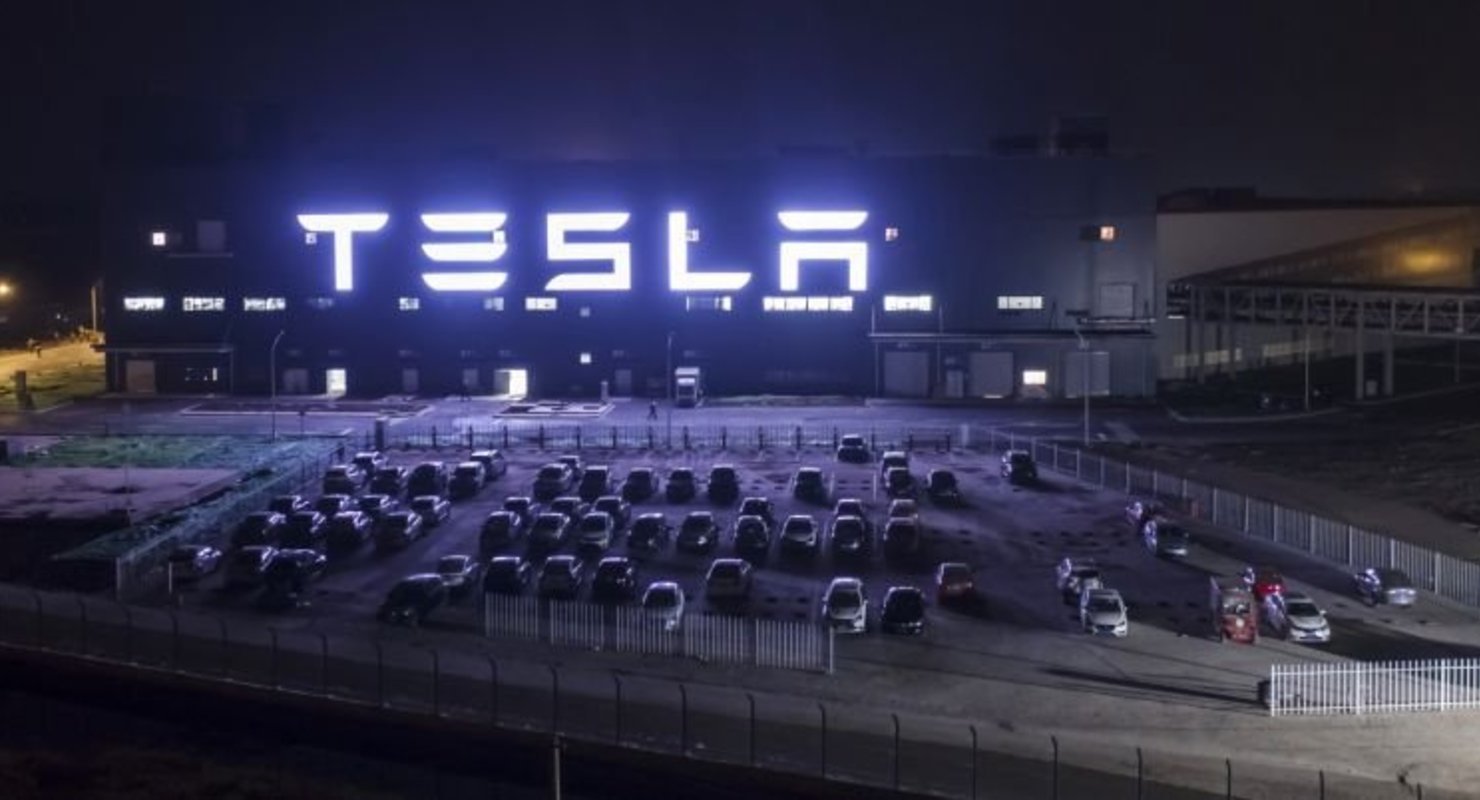 Китайские покупатели отвернулись от Tesla — шанхайский завод компании теперь работает на Европу Китайские покупатели отвернулись от Tesla — шанхайский завод компании теперь работает на Европу Автомобили