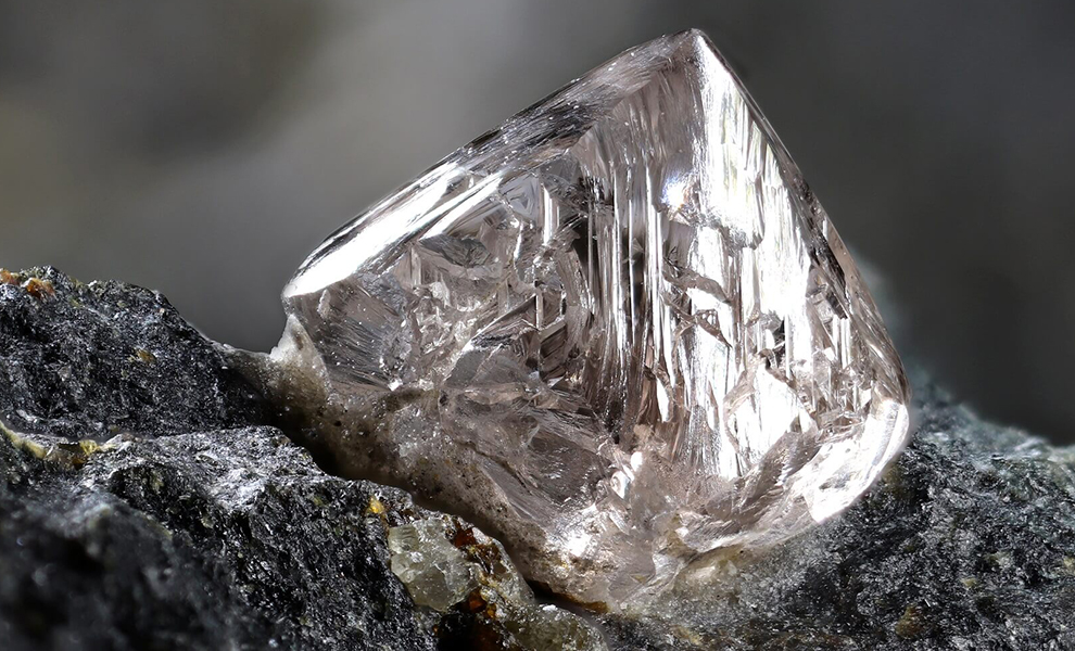 Ученые исследовали необычный алмаз и увидели внутри примеси. Анализ показал, что эти вкрапления с Марса