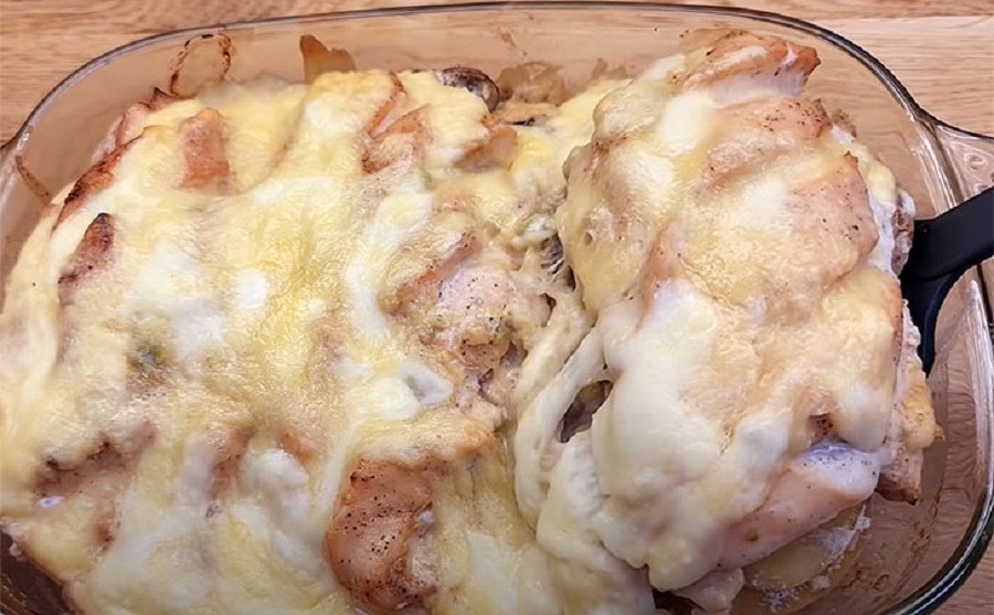 Грудка в духовке становится похожа на крем. Маринуем в сметане, чтобы мясо пропиталось полностью