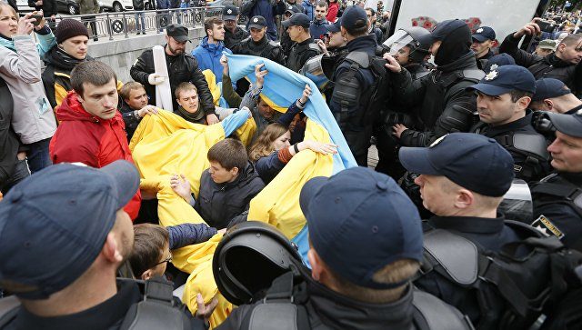 Украинcкая полиция задержала 45 человек после беспорядков в День Победы