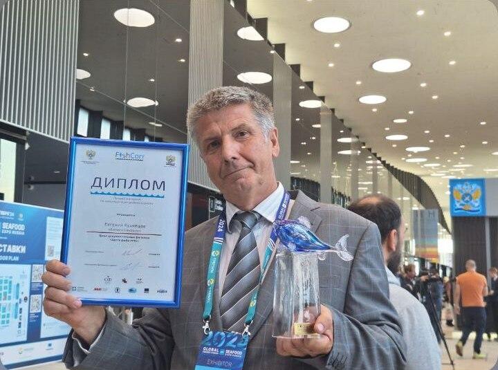 Рыболовные снасти на берегу