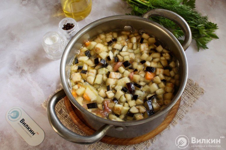 Овощной суп с баклажанами баклажанами, минутыШаг, овощей, перец, чеснок, промасливаем, кастрюле, сельдерея, постный, кубиками, пассеруем, способом, натертую, морковь, Перемешав, Легкий, 8Добавляем, баклажаны, порубленные, нарезанную