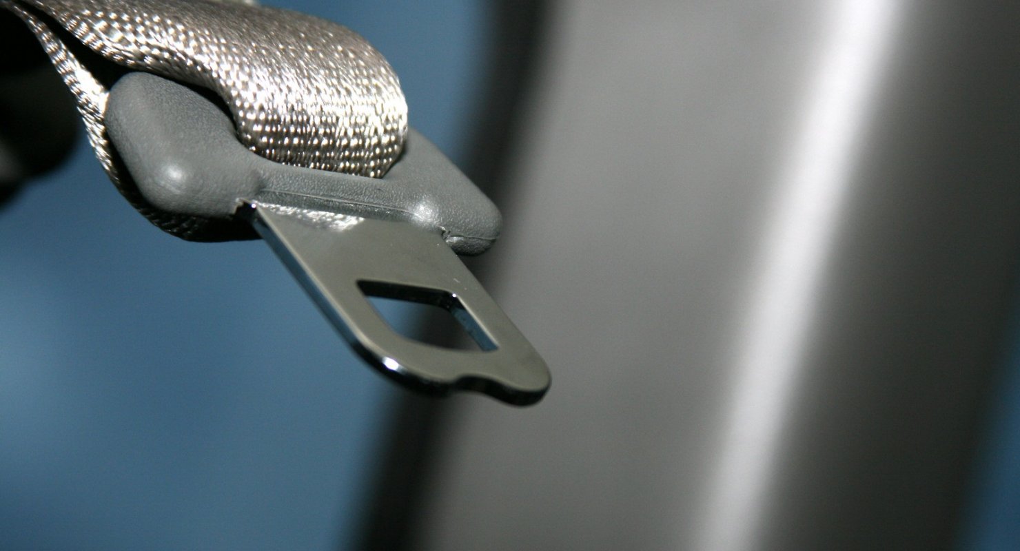 Простой способ, позволяющий быстро перевернуть пряжку ремня безопасности