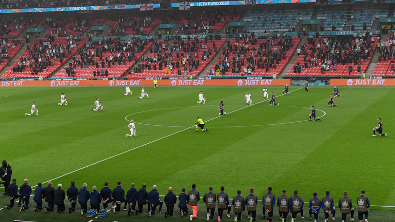 Футболисты Англии и Шотландии встали на колени перед матчем: с трибун был слышен свист