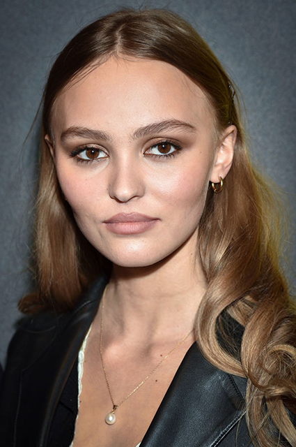 Парижский рок: Лили-Роуз Депп в кожаном жакете на премьере фильма звездный стиль