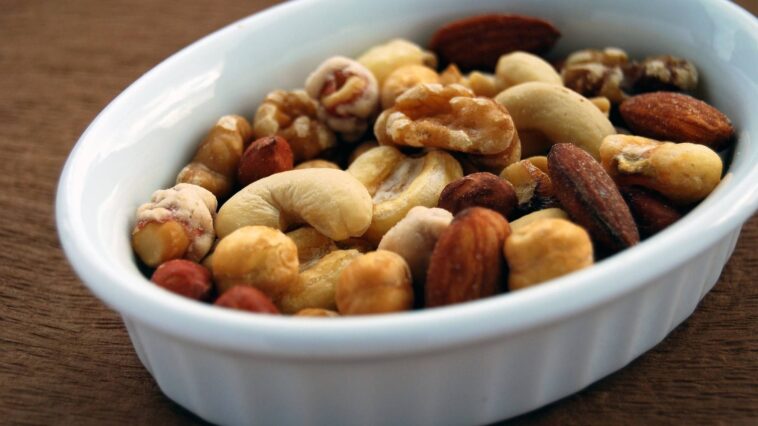 Ревматолог Зелендинова посоветовала ежедневно есть орехи для здоровья суставов