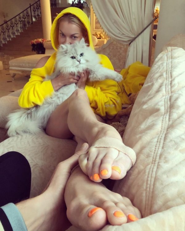 «Мои мозоли прекраснее вашего лица»: Волочкова жестко ответила подписчикам «Мои мозоли прекраснее вашего лица»: Волочкова жестко ответила подписчикам