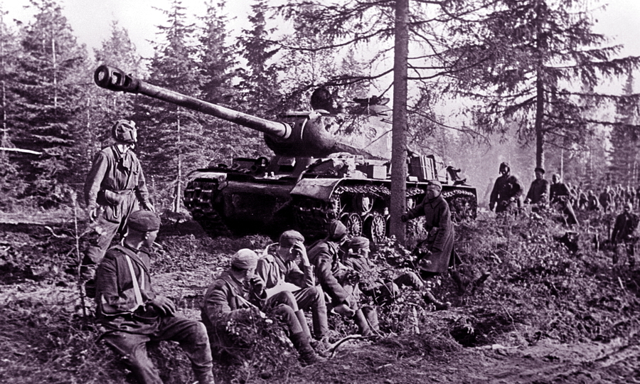 ​ИС-2 в сопровождении пехоты на узкой лесной дороге или просеке. Карелия, район Выборга, лето 1944 года - «Целесообразно использовать централизованно…» | Warspot.ru