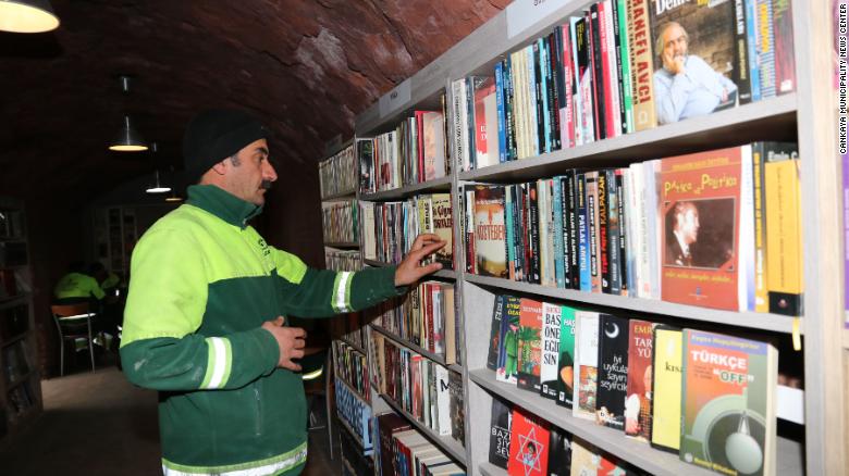 Турецкие сборщики мусора открыли библиотеку из выброшенных книг