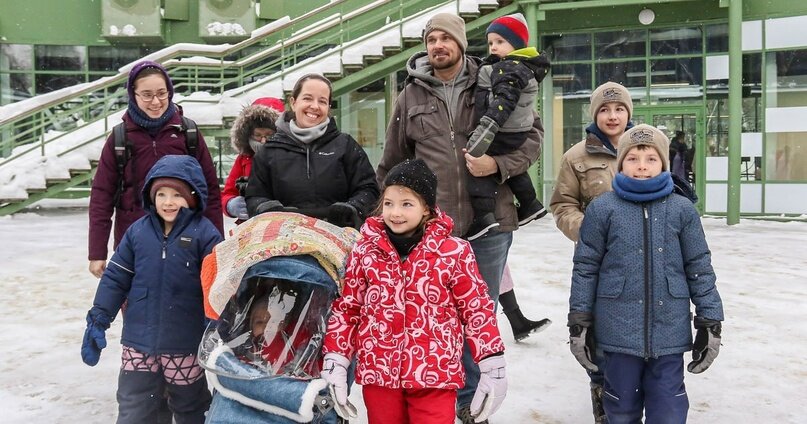   Недавно в общественном поле обсуждали переезд в Россию фермера и его многодетной семьи из Канады. Он приехал в нашу страну, чтобы спасти детей (а их у него 8) от нетрадиционных ценностей.-3
