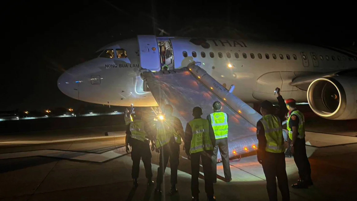 Пассажир на рейсе в Таиланде открыл дверь самолета и развернул эвакуационный трап