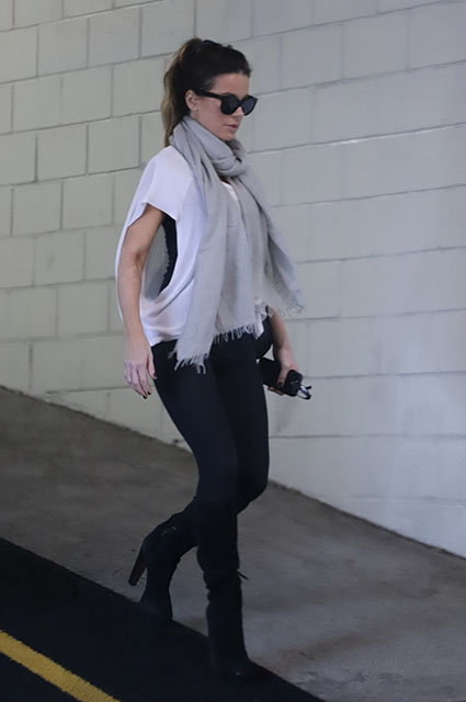 Снова в строю: Кейт Бекинсейл впервые появилась на публике после своей госпитализации звездный стиль