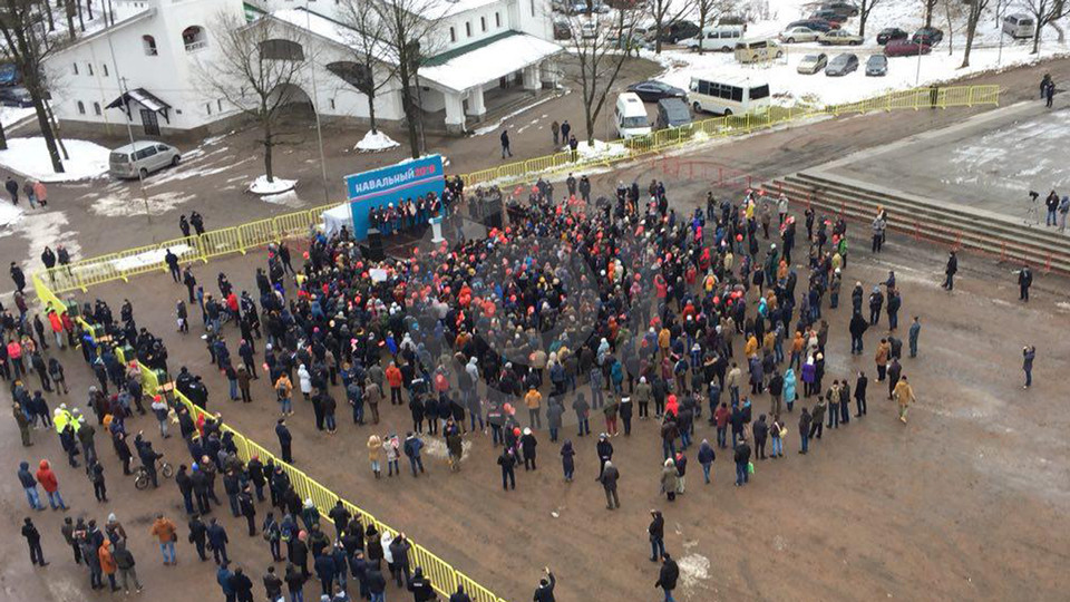 Группа 1000 человек. 10 Тысяч человек фото. Навальный на сцене. 1000 Человек на фото. 4 Тысячи человек на одном фото военные.