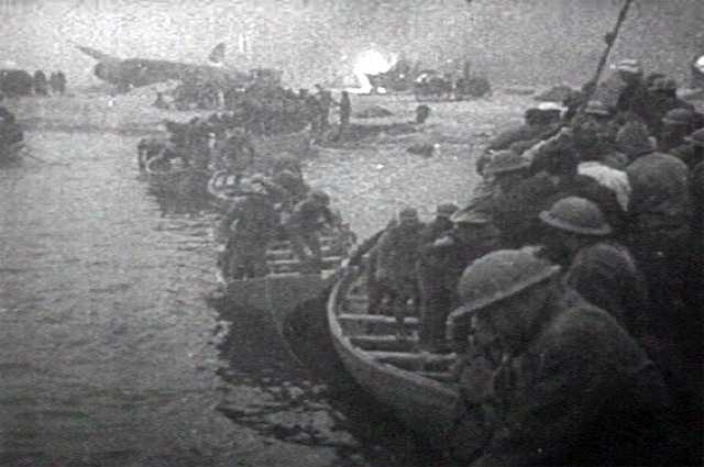 Спасательные шлюпки с британскими войсками.