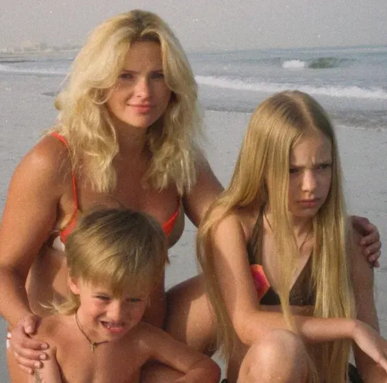 Елизавета Пескова отметила Пасху с братом и матерью в Москве Солоцинская, Пескова, Дмитрия, президента, Екатерина, дочерью, пресссекретаря, свадьбы, сыном, Елизаветой, вскоре, Елизавета, брака, Песков, которая, МикойЕкатерина, Елизавете, несколько, столицу, Игоря