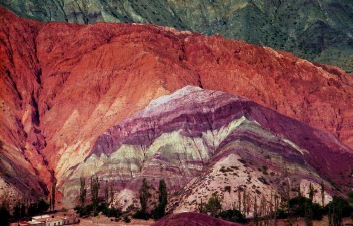 Природа раскрасила горы (15 фото)