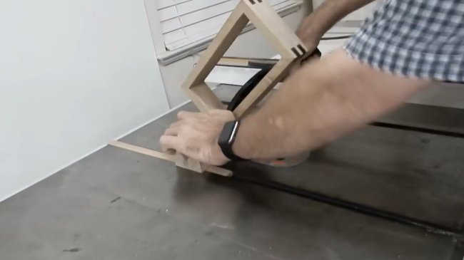 Обработка угловых соединений, приспособление для циркулярной пилы 