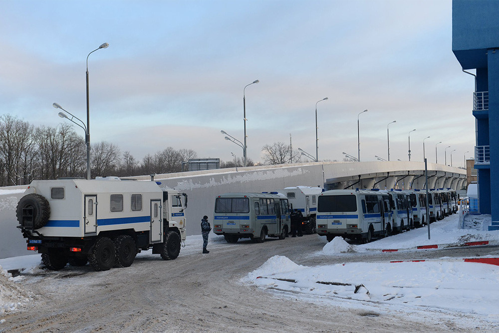 «ОВД-Инфо»: во Внуково задержали активиста