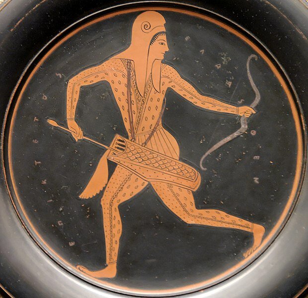 Скифский лучник на аттической краснофигурной тарелка, найден в этрусском городе Вульчи / Британский музей