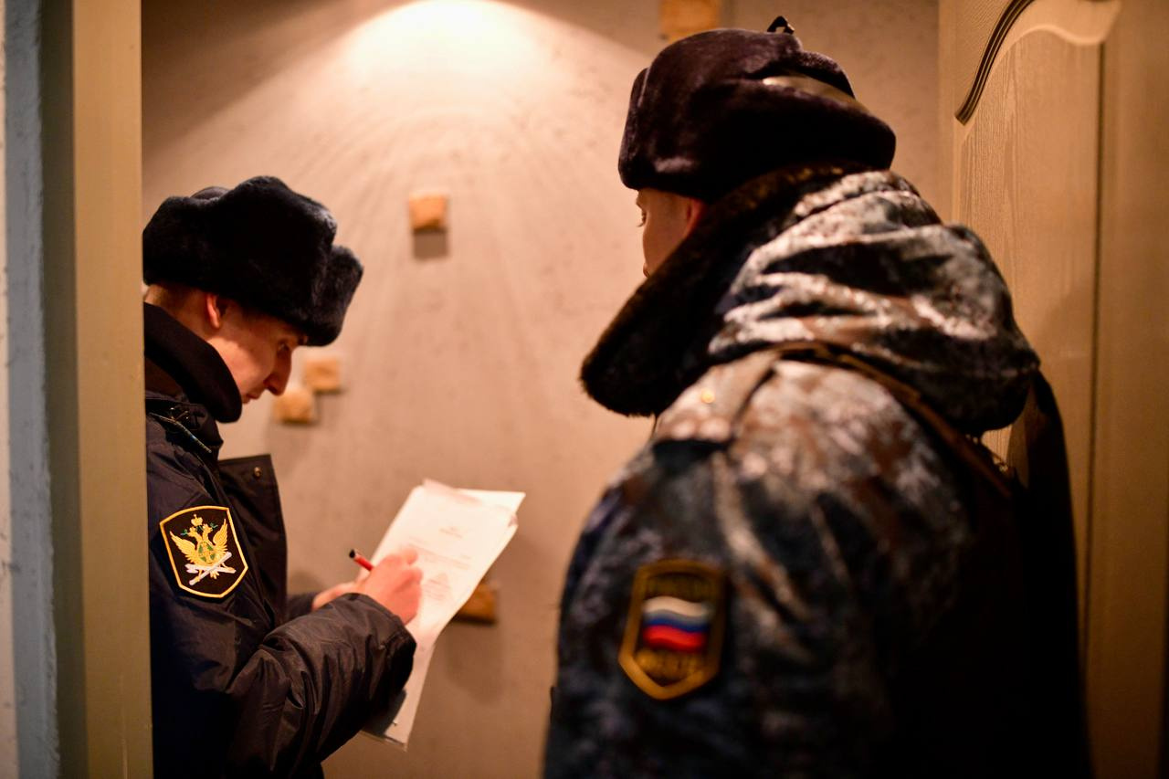 В Красноярске должник по алиментам напал с ножом на судебного пристава