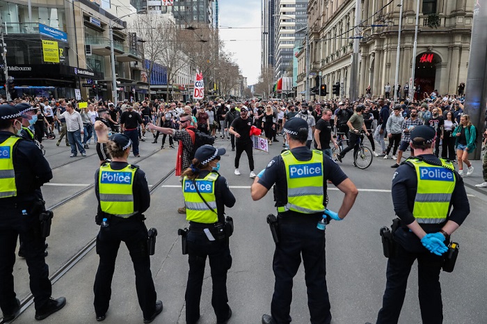 Массовые протесты против изоляции прошли в Мельбурне и Сиднее, полиция разогнала, арестовала и оштрафовала протестующих