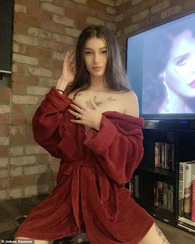 Женщина-трансгендер хочет вставить грудные импланты в голову, чтобы походить на куклу