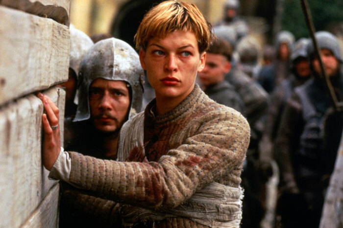 Мила Йовович сыграла роль Жанны д’Арк в исторической драме «Жанна д’Арк» 1999 года.