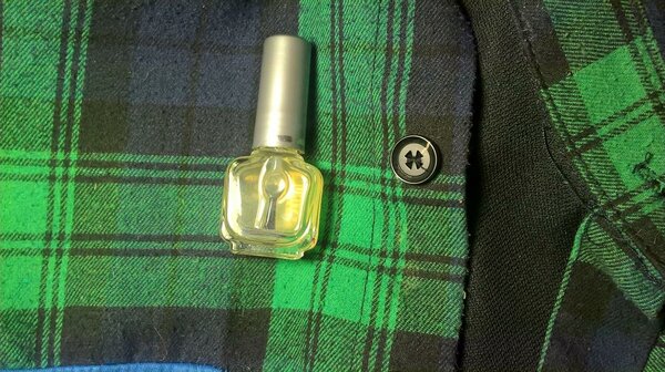 Отрывается пуговица? Используйте лак для ногтей