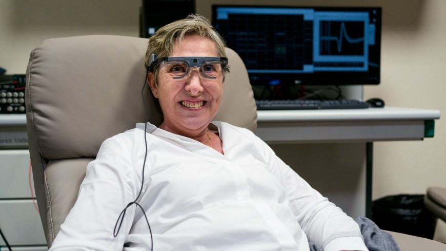 Слепой испанке частично вернули зрение при помощи бионического глаза