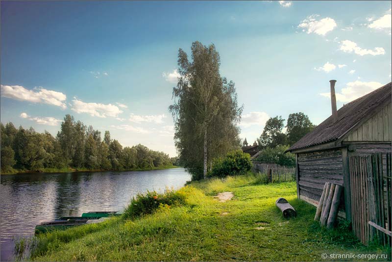 Русский садится. Деревенский дом у реки. Деревня у реки. Речка в деревне. Село у реки.