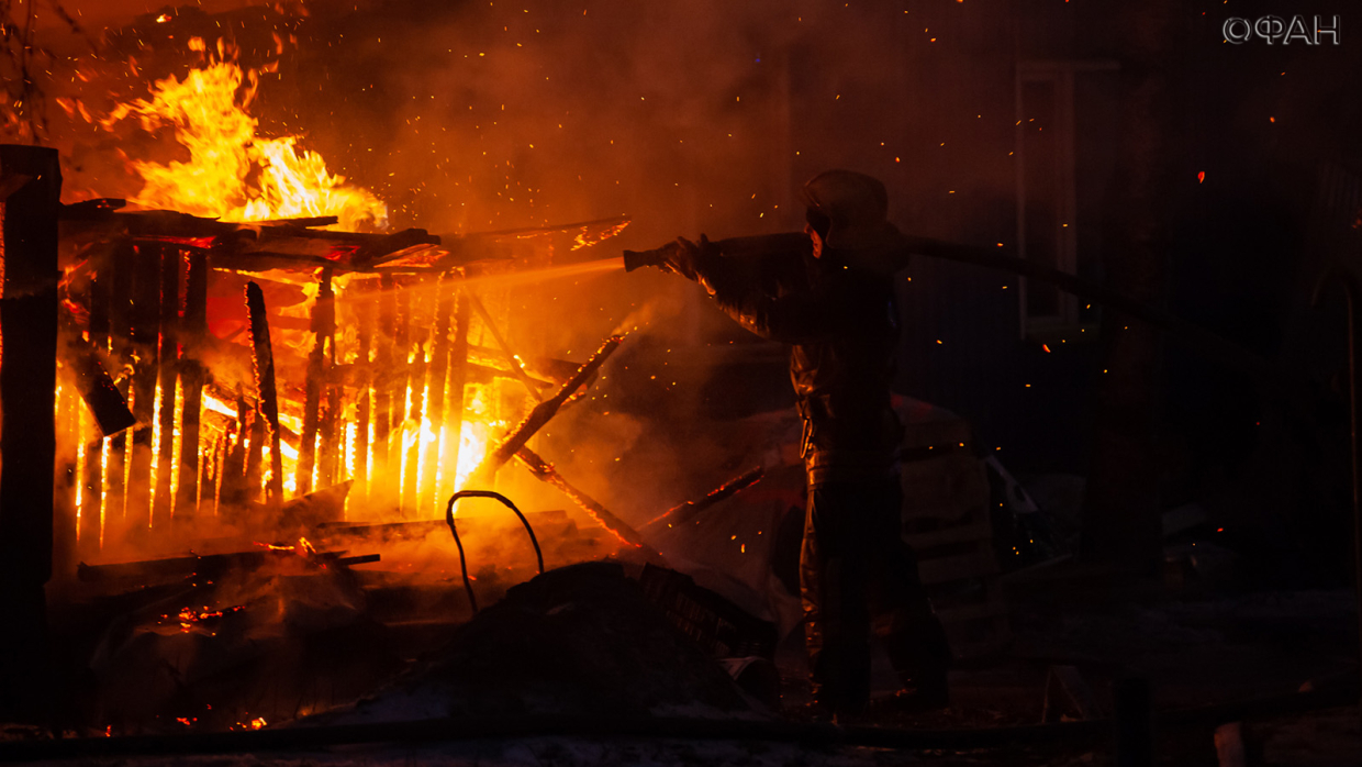 20 человек эвакуировали при возгорании жилого дома в Томске