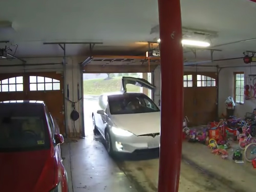 Одна дверь лишняя: почему с Tesla Model X нужно быть особо внимательным Одна дверь лишняя: почему с Tesla Model X нужно быть особо внимательным tesla model x