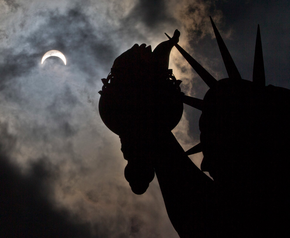 Затмение над Статуей Свободы на острове Свободы в Нью-Йорке